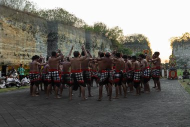 Bali, Endonezya - 17 Temmuz 2024: Kecak Dance, Garuda Wisnu Kencana (GWK) sitesinde sunulan Ramayana hikayesinin yer aldığı büyüleyici bir geleneksel Bali sanat performansıdır..
