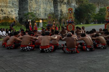Bali, Endonezya - 17 Temmuz 2024: Kecak Dance, Garuda Wisnu Kencana (GWK) sitesinde sunulan Ramayana hikayesinin yer aldığı büyüleyici bir geleneksel Bali sanat performansıdır..