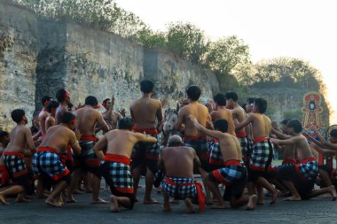 Bali, Endonezya - 17 Temmuz 2024: Kecak Dance, Garuda Wisnu Kencana (GWK) sitesinde sunulan Ramayana hikayesinin yer aldığı büyüleyici bir geleneksel Bali sanat performansıdır..