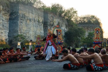 Bali, Endonezya - 17 Temmuz 2024: Kecak Dance, Garuda Wisnu Kencana (GWK) sitesinde sunulan Ramayana hikayesinin yer aldığı büyüleyici bir geleneksel Bali sanat performansıdır..