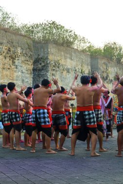 Bali, Endonezya - 17 Temmuz 2024: Kecak Dance, Garuda Wisnu Kencana (GWK) sitesinde sunulan Ramayana hikayesinin yer aldığı büyüleyici bir geleneksel Bali sanat performansıdır..