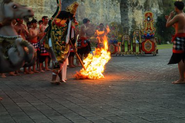 Bali, Endonezya - 17 Temmuz 2024: Kecak Dance, Garuda Wisnu Kencana (GWK) sitesinde sunulan Ramayana hikayesinin yer aldığı büyüleyici bir geleneksel Bali sanat performansıdır..