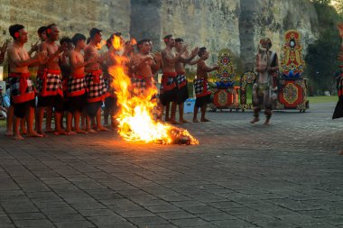 Bali, Endonezya - 17 Temmuz 2024: Kecak Dance, Garuda Wisnu Kencana (GWK) sitesinde sunulan Ramayana hikayesinin yer aldığı büyüleyici bir geleneksel Bali sanat performansıdır..