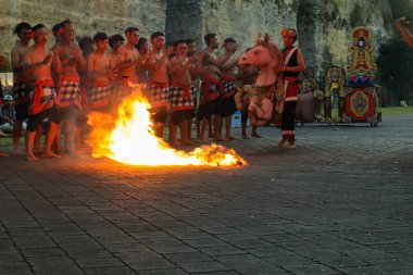 Bali, Endonezya - 17 Temmuz 2024: Kecak Dance, Garuda Wisnu Kencana (GWK) sitesinde sunulan Ramayana hikayesinin yer aldığı büyüleyici bir geleneksel Bali sanat performansıdır..