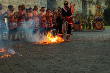 Bali, Endonezya - 17 Temmuz 2024: Kecak Dance, Garuda Wisnu Kencana (GWK) sitesinde sunulan Ramayana hikayesinin yer aldığı büyüleyici bir geleneksel Bali sanat performansıdır..