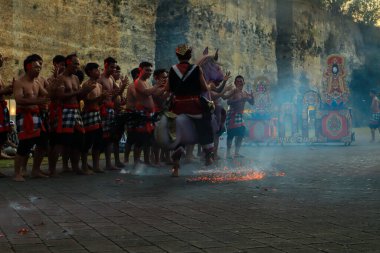 Bali, Endonezya - 17 Temmuz 2024: Kecak Dance, Garuda Wisnu Kencana (GWK) sitesinde sunulan Ramayana hikayesinin yer aldığı büyüleyici bir geleneksel Bali sanat performansıdır..