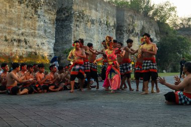 Bali, Endonezya - 17 Temmuz 2024: Kecak Dance, Garuda Wisnu Kencana (GWK) sitesinde sunulan Ramayana hikayesinin yer aldığı büyüleyici bir geleneksel Bali sanat performansıdır..