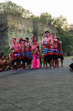 Bali, Endonezya - 17 Temmuz 2024: Kecak Dance, Garuda Wisnu Kencana (GWK) sitesinde sunulan Ramayana hikayesinin yer aldığı büyüleyici bir geleneksel Bali sanat performansıdır..