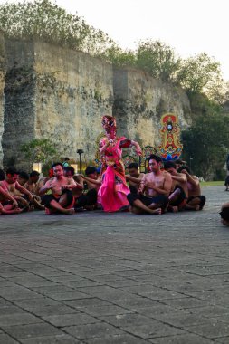 Bali, Endonezya - 17 Temmuz 2024: Kecak Dance, Garuda Wisnu Kencana (GWK) sitesinde sunulan Ramayana hikayesinin yer aldığı büyüleyici bir geleneksel Bali sanat performansıdır..