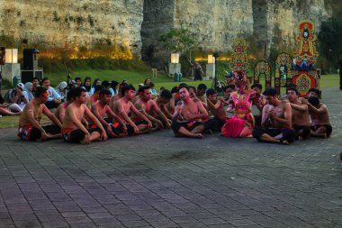 Bali, Endonezya - 17 Temmuz 2024: Kecak Dance, Garuda Wisnu Kencana (GWK) sitesinde sunulan Ramayana hikayesinin yer aldığı büyüleyici bir geleneksel Bali sanat performansıdır..