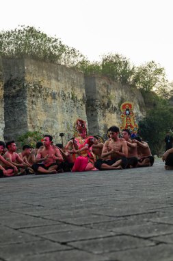 Bali, Endonezya - 17 Temmuz 2024: Kecak Dance, Garuda Wisnu Kencana (GWK) sitesinde sunulan Ramayana hikayesinin yer aldığı büyüleyici bir geleneksel Bali sanat performansıdır..