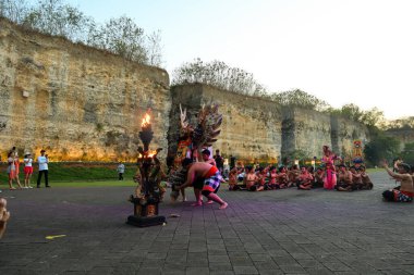 Bali, Endonezya - 17 Temmuz 2024: Kecak Dance, Garuda Wisnu Kencana (GWK) sitesinde sunulan Ramayana hikayesinin yer aldığı büyüleyici bir geleneksel Bali sanat performansıdır..