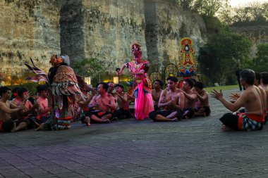 Bali, Endonezya - 17 Temmuz 2024: Kecak Dance, Garuda Wisnu Kencana (GWK) sitesinde sunulan Ramayana hikayesinin yer aldığı büyüleyici bir geleneksel Bali sanat performansıdır..