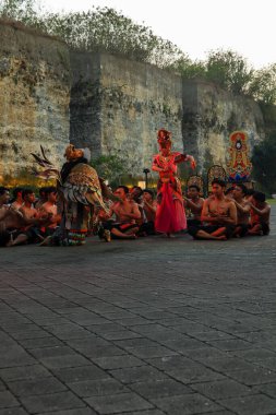 Bali, Endonezya - 17 Temmuz 2024: Kecak Dance, Garuda Wisnu Kencana (GWK) sitesinde sunulan Ramayana hikayesinin yer aldığı büyüleyici bir geleneksel Bali sanat performansıdır..