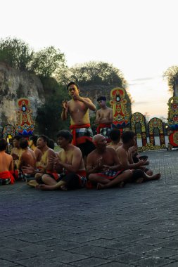 Bali, Endonezya - 17 Temmuz 2024: Kecak Dance, Garuda Wisnu Kencana (GWK) sitesinde sunulan Ramayana hikayesinin yer aldığı büyüleyici bir geleneksel Bali sanat performansıdır..