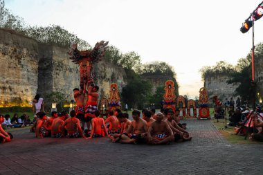 Bali, Endonezya - 17 Temmuz 2024: Kecak Dance, Garuda Wisnu Kencana (GWK) sitesinde sunulan Ramayana hikayesinin yer aldığı büyüleyici bir geleneksel Bali sanat performansıdır..