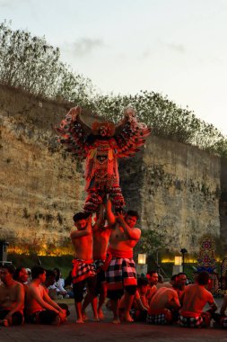 Bali, Endonezya - 17 Temmuz 2024: Kecak Dance, Garuda Wisnu Kencana (GWK) sitesinde sunulan Ramayana hikayesinin yer aldığı büyüleyici bir geleneksel Bali sanat performansıdır..