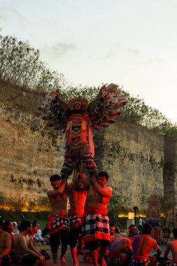 Bali, Endonezya - 17 Temmuz 2024: Kecak Dance, Garuda Wisnu Kencana (GWK) sitesinde sunulan Ramayana hikayesinin yer aldığı büyüleyici bir geleneksel Bali sanat performansıdır..