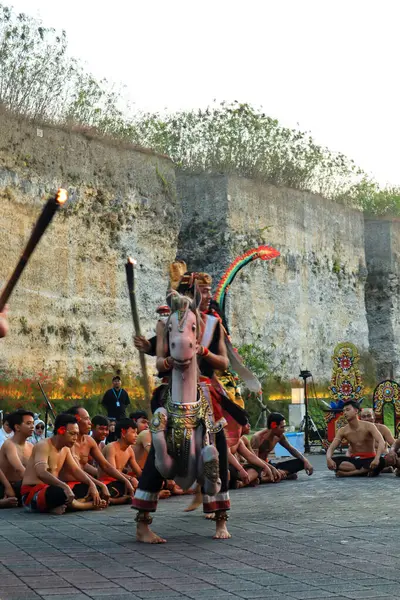 Bali, Endonezya - 17 Temmuz 2024: Kecak Dance, Garuda Wisnu Kencana (GWK) sitesinde sunulan Ramayana hikayesinin yer aldığı büyüleyici bir geleneksel Bali sanat performansıdır..