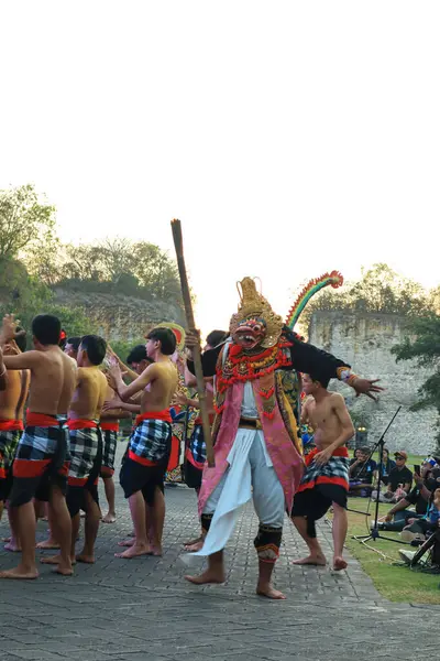 Bali, Endonezya - 17 Temmuz 2024: Kecak Dance, Garuda Wisnu Kencana (GWK) sitesinde sunulan Ramayana hikayesinin yer aldığı büyüleyici bir geleneksel Bali sanat performansıdır..