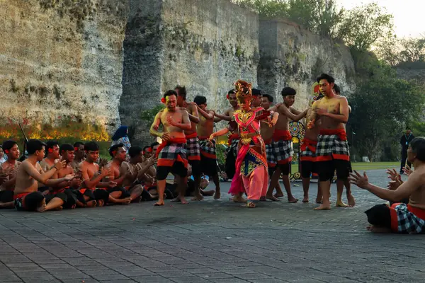 Bali, Endonezya - 17 Temmuz 2024: Kecak Dance, Garuda Wisnu Kencana (GWK) sitesinde sunulan Ramayana hikayesinin yer aldığı büyüleyici bir geleneksel Bali sanat performansıdır..