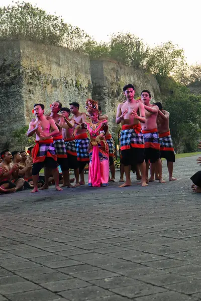 Bali, Endonezya - 17 Temmuz 2024: Kecak Dance, Garuda Wisnu Kencana (GWK) sitesinde sunulan Ramayana hikayesinin yer aldığı büyüleyici bir geleneksel Bali sanat performansıdır..