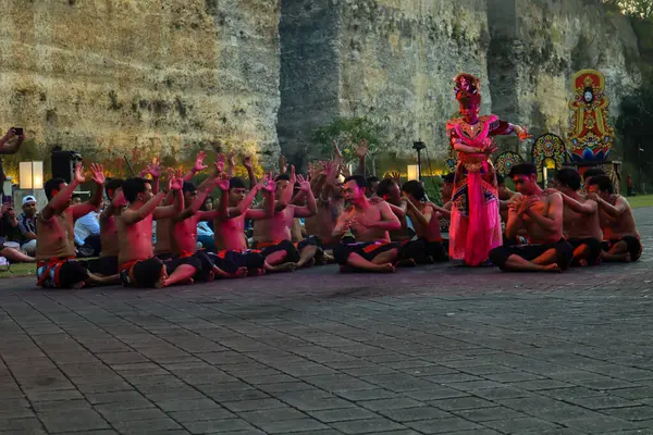 Bali, Endonezya - 17 Temmuz 2024: Kecak Dance, Garuda Wisnu Kencana (GWK) sitesinde sunulan Ramayana hikayesinin yer aldığı büyüleyici bir geleneksel Bali sanat performansıdır..
