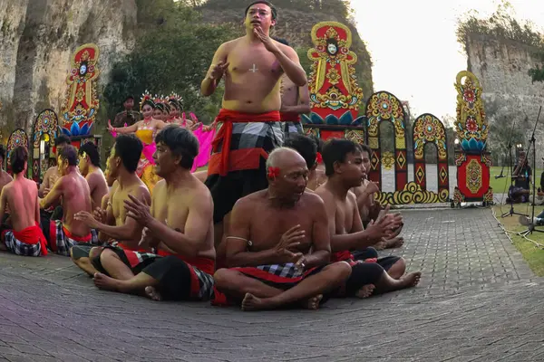 Bali, Endonezya - 17 Temmuz 2024: Kecak Dance, Garuda Wisnu Kencana (GWK) sitesinde sunulan Ramayana hikayesinin yer aldığı büyüleyici bir geleneksel Bali sanat performansıdır..