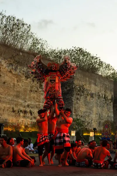 Bali, Endonezya - 17 Temmuz 2024: Kecak Dance, Garuda Wisnu Kencana (GWK) sitesinde sunulan Ramayana hikayesinin yer aldığı büyüleyici bir geleneksel Bali sanat performansıdır..