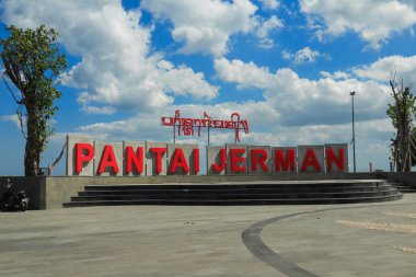 Sahildeki tapınağın girişi.