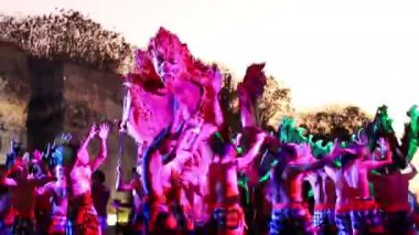BALI, INDONESIA - 17 Temmuz 2024: Kecak Dance at Garuda Wisnu Kencana ritmik şarkı ve dramatik hareketlerin yer aldığı geleneksel bir danstır..