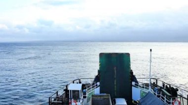 BALI, INDONEZYA - 19 Temmuz 2024: Bali 'ye yolcu taşıyan büyük bir gemi mavi denizde büyük dalgalarla karşılaştı.