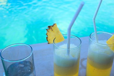 Bardaktaki ananas suyu sahilde içmek çok ferahlatıcıdır..