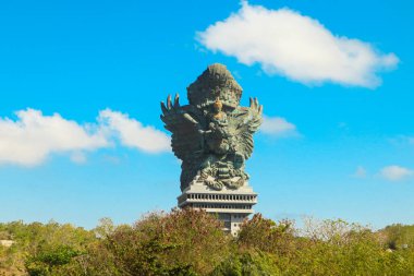 Bali, Endonezya - 17 Temmuz 2024: Bali 'de ikonik bir kültürel yapı olan Garuda Wisnu Kencana heykelini izole edin