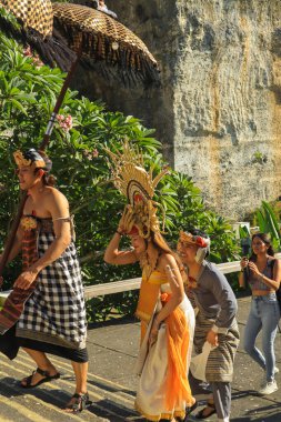 Bali, Endonezya - 17 Temmuz 2024: Kecak Dance, Garuda Wisnu Kencana (GWK) sitesinde sunulan Ramayana hikayesinin yer aldığı büyüleyici bir geleneksel Bali sanat performansıdır..
