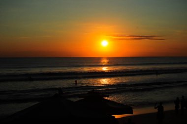Endonezya, Bali 'deki Kuta Plajı altın kumları, nefes kesici günbatımları ve canlı atmosferiyle ünlüdür.