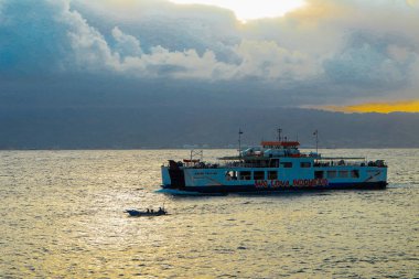Bali, 19 Temmuz 2024, Bali 'ye yolcu taşıyan bir gemi hareket ediyor..