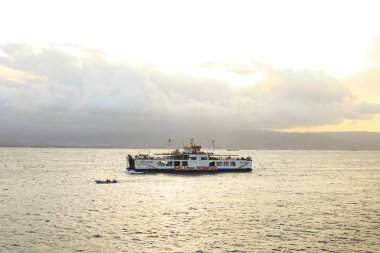 Bali, 19 Temmuz 2024, Bali 'ye yolcu taşıyan bir gemi hareket ediyor..