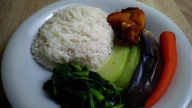 Kızarmış balık menüsü, patlıcan, havuç, balkabağı, hardal yeşili. Bir sürü vitamin içerir.