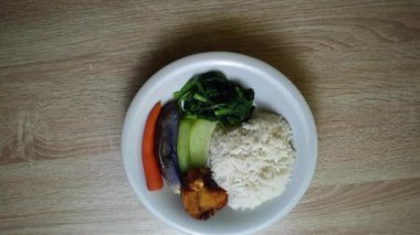 Kızarmış balık menüsü, patlıcan, havuç, balkabağı, hardal yeşili. Bir sürü vitamin içerir.