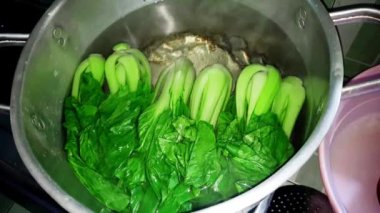 Pak choi sıcak suyla dolu bir kazanda kaynadı.