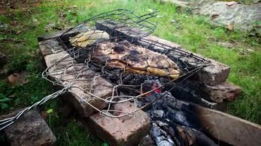 Gourami balığını geleneksel bir şekilde ızgara yap. Çekici bir renk ve lezzetli bir aroma yaratmak için..