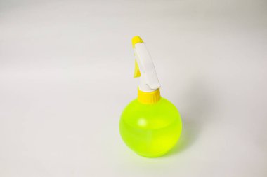 Yeşil saplı bebek şişesi.