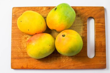 Beyaz arka planda izole edilmiş mango meyvesi, olgun sarı elma mango meyvesi.