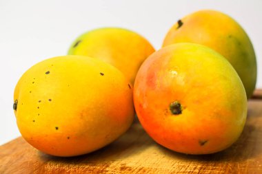 Beyaz arka planda izole edilmiş mango meyvesi, olgun sarı elma mango meyvesi.