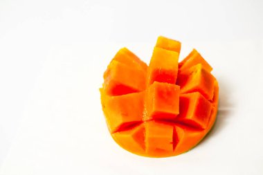 Beyaz arka planda izole edilmiş olgun mango meyve dilimleri, lezzetli elma mango meyveleri, kırpma yolu..