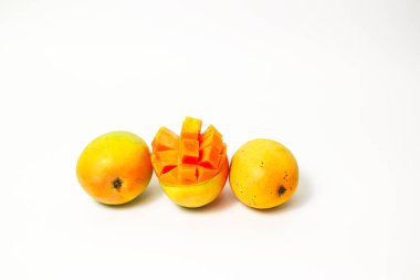 Üç tam ve olgun mango meyvesi beyaz arka planda izole, taze mango. 