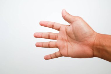 Beyaz arka planda bir şey gösteren bir adamın eli