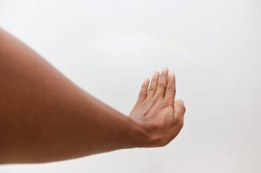 Arka planda bulanık bir kadın eli işareti var. Özgürlük ve barış kavramı