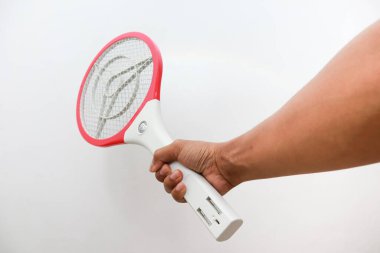 Beyaz arka planı olan bir kadın el ele tutuşuyor.